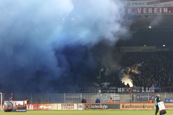 Die Pyroshow der FC Bayern Fans in Berlin.<br />Bild: Union-Foto-Hupe.de”><figcaption>Die Pyroshow der FC Bayern Fans in Berlin.<br />Bild: Union-Foto-Hupe.de</figcaption></figure>
<figure><img decoding=