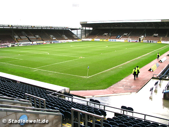 Der Burnley FC spielt im Turf Moor<br />Bild: Stadionwelt<br />„><figcaption>Der Burnley FC spielt im Turf Moor<br />Bild: Stadionwelt<br /></figcaption></figure>
<figure><img decoding=