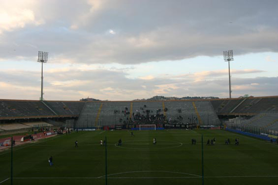 Cagliari Calcio spielt im Sant Elia<br />Bild: groundhopping.de“><figcaption>Cagliari Calcio spielt im Sant Elia<br />Bild: groundhopping.de</figcaption></figure>
<figure><img decoding=
