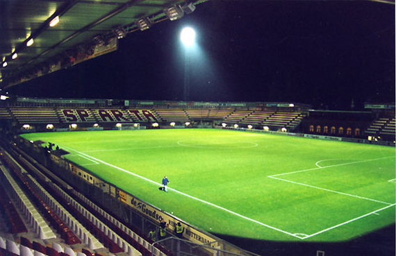 Im Sparta-Stadion Het Kasteel trägt Sparta Rotterdam seine Heimspiele aus<br />Bild: Stadionwelt / Schulz“><figcaption>Im Sparta-Stadion Het Kasteel trägt Sparta Rotterdam seine Heimspiele aus<br />Bild: Stadionwelt / Schulz</figcaption></figure>
<figure><img decoding=
