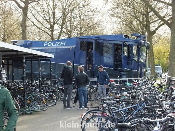 Auch Wasserwerfer wurden bei Münster gegen Magdeburg aufgefahren<br />Bild: Klein-Muffi.de”><figcaption>Auch Wasserwerfer wurden bei Münster gegen Magdeburg aufgefahren<br />Bild: Klein-Muffi.de</figcaption></figure>
                </div>
                
                <!-- YouTube (Meta-Feld) -->
                
            </div>
        </article>

                <script>
        (function() {
            var root = document.querySelector('.ff-single-news-gallery');
            if (!root) return;
            var slides = root.querySelectorAll('.ff-single-news-gallery-slide');
            var dots = root.querySelectorAll('.ff-single-news-gallery-dot');
            var prev = root.querySelector('.ff-single-news-gallery-prev');
            var next = root.querySelector('.ff-single-news-gallery-next');
            var n = slides.length;
            if (n < 2) return;
            var i = 0;
            function closeAllImgInfo() {
                root.querySelectorAll('.ff-fv-img-info-host.is-info-open').forEach(function(host) {
                    host.classList.remove('is-info-open');
                    var b = host.querySelector('.ff-fv-img-info-btn');
                    var p = host.querySelector('.ff-fv-img-info-panel');
                    if (b) b.setAttribute('aria-expanded', 'false');
                    if (p) p.setAttribute('aria-hidden', 'true');
                });
            }
            function show(idx) {
                closeAllImgInfo();
                i = ((idx % n) + n) % n;
                for (var s = 0; s < n; s++) {
                    if (s === i) slides[s].removeAttribute('hidden'); else slides[s].setAttribute('hidden', '');
                }
                for (var s = 0; s < dots.length; s++) {
                    dots[s].classList.toggle('is-active', s === i);
                    dots[s].setAttribute('aria-selected', s === i ? 'true' : 'false');
                }
            }
            if (prev) prev.addEventListener('click', function() { show(i - 1); });
            if (next) next.addEventListener('click', function() { show(i + 1); });
            for (var d = 0; d < dots.length; d++) {
                (function(di) { dots[di].addEventListener('click', function() { show(di); }); })(d);
            }
        })();
        </script>
        
        <!-- Kommentare -->
                <section class=