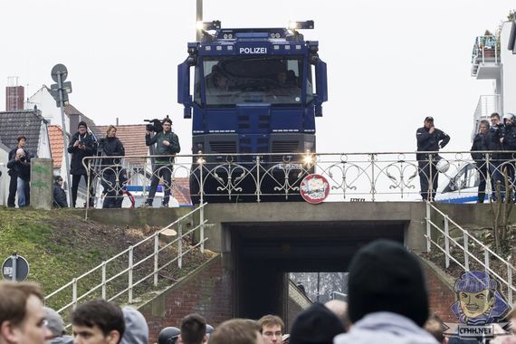 Wasserwerfer bei einem Nordderby. Bild: CFHH.net