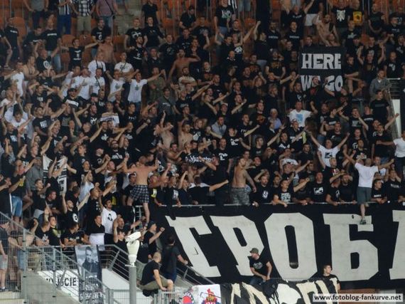 Die Gästefans aus Belgrad<br />Bild: fotoblog-fankurve.net“><figcaption>Die Gästefans aus Belgrad<br />Bild: fotoblog-fankurve.net</figcaption></figure>
            </div>

                    </article>

                <section class=