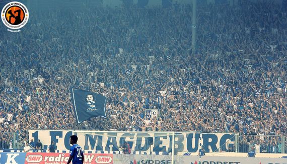 In Magdeburg scheint man sich auf Eintracht Frankfurt Fans zu freuen<br />Bild: Unterwegs in Sachen Fussball – www.uisf.de”><figcaption>In Magdeburg scheint man sich auf Eintracht Frankfurt Fans zu freuen<br />Bild: Unterwegs in Sachen Fussball – www.uisf.de</figcaption></figure>
                </div>
                
                <!-- YouTube (Meta-Feld) -->
                
            </div>
        </article>

                <script>
        (function() {
            var root = document.querySelector('.ff-single-news-gallery');
            if (!root) return;
            var slides = root.querySelectorAll('.ff-single-news-gallery-slide');
            var dots = root.querySelectorAll('.ff-single-news-gallery-dot');
            var prev = root.querySelector('.ff-single-news-gallery-prev');
            var next = root.querySelector('.ff-single-news-gallery-next');
            var n = slides.length;
            if (n < 2) return;
            var i = 0;
            function closeAllImgInfo() {
                root.querySelectorAll('.ff-fv-img-info-host.is-info-open').forEach(function(host) {
                    host.classList.remove('is-info-open');
                    var b = host.querySelector('.ff-fv-img-info-btn');
                    var p = host.querySelector('.ff-fv-img-info-panel');
                    if (b) b.setAttribute('aria-expanded', 'false');
                    if (p) p.setAttribute('aria-hidden', 'true');
                });
            }
            function show(idx) {
                closeAllImgInfo();
                i = ((idx % n) + n) % n;
                for (var s = 0; s < n; s++) {
                    if (s === i) slides[s].removeAttribute('hidden'); else slides[s].setAttribute('hidden', '');
                }
                for (var s = 0; s < dots.length; s++) {
                    dots[s].classList.toggle('is-active', s === i);
                    dots[s].setAttribute('aria-selected', s === i ? 'true' : 'false');
                }
            }
            if (prev) prev.addEventListener('click', function() { show(i - 1); });
            if (next) next.addEventListener('click', function() { show(i + 1); });
            for (var d = 0; d < dots.length; d++) {
                (function(di) { dots[di].addEventListener('click', function() { show(di); }); })(d);
            }
        })();
        </script>
        
        <!-- Kommentare -->
                <section class=