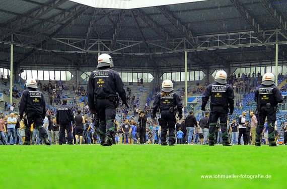 Platzsturm nach dem Relegations-Rückspiel.<br />Bild: www.lohmueller-fotografie.de”><figcaption>Platzsturm nach dem Relegations-Rückspiel.<br />Bild: www.lohmueller-fotografie.de</figcaption></figure>
                </div>
                
                <!-- YouTube (Meta-Feld) -->
                
            </div>
        </article>

                <script>
        (function() {
            var root = document.querySelector('.ff-single-news-gallery');
            if (!root) return;
            var slides = root.querySelectorAll('.ff-single-news-gallery-slide');
            var dots = root.querySelectorAll('.ff-single-news-gallery-dot');
            var prev = root.querySelector('.ff-single-news-gallery-prev');
            var next = root.querySelector('.ff-single-news-gallery-next');
            var n = slides.length;
            if (n < 2) return;
            var i = 0;
            function closeAllImgInfo() {
                root.querySelectorAll('.ff-fv-img-info-host.is-info-open').forEach(function(host) {
                    host.classList.remove('is-info-open');
                    var b = host.querySelector('.ff-fv-img-info-btn');
                    var p = host.querySelector('.ff-fv-img-info-panel');
                    if (b) b.setAttribute('aria-expanded', 'false');
                    if (p) p.setAttribute('aria-hidden', 'true');
                });
            }
            function show(idx) {
                closeAllImgInfo();
                i = ((idx % n) + n) % n;
                for (var s = 0; s < n; s++) {
                    if (s === i) slides[s].removeAttribute('hidden'); else slides[s].setAttribute('hidden', '');
                }
                for (var s = 0; s < dots.length; s++) {
                    dots[s].classList.toggle('is-active', s === i);
                    dots[s].setAttribute('aria-selected', s === i ? 'true' : 'false');
                }
            }
            if (prev) prev.addEventListener('click', function() { show(i - 1); });
            if (next) next.addEventListener('click', function() { show(i + 1); });
            for (var d = 0; d < dots.length; d++) {
                (function(di) { dots[di].addEventListener('click', function() { show(di); }); })(d);
            }
        })();
        </script>
        
        <!-- Kommentare -->
                <section class=