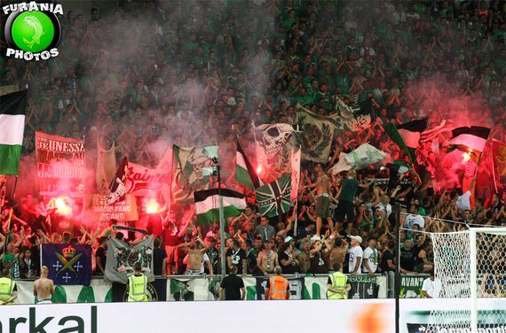 Bengalos bei den Magic Fans.<br />Bild: www.furania-photos.fr“><figcaption>Bengalos bei den Magic Fans.<br />Bild: www.furania-photos.fr</figcaption></figure>
<figure><img decoding=