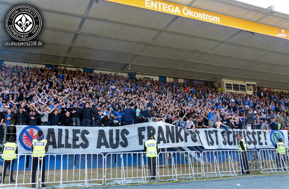 Der Block 1898 beim Heimspiel gegen Frankfurt mit Spruchband gegen die SGE und den DFB<br />Bild: usualsuspects2006.de”><figcaption>Der Block 1898 beim Heimspiel gegen Frankfurt mit Spruchband gegen die SGE und den DFB<br />Bild: usualsuspects2006.de</figcaption></figure>
<figure><img decoding=