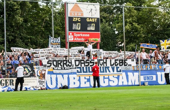 FCC Fans beim Saisonauftakt in Meuselwitz<br />Bild: Horda-Azzuro.de”><figcaption>FCC Fans beim Saisonauftakt in Meuselwitz<br />Bild: Horda-Azzuro.de</figcaption></figure>
<figure><img decoding=