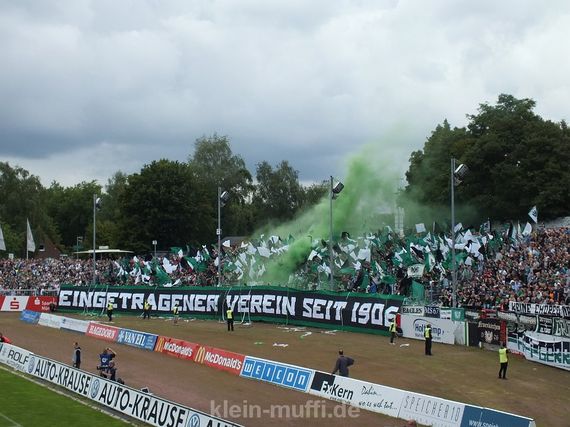 Grüner Rauch und Fahnenmeer bei den Deviants. Bild: Klein-Muffi.de