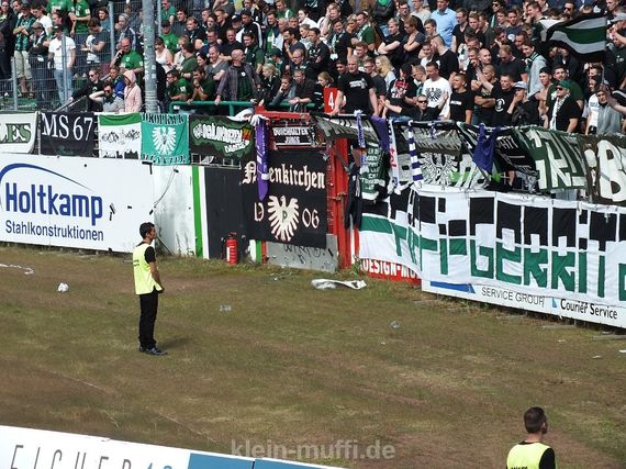 Violette Fanartikel in der Hand der Preußen Fans. Bild: Klein-Muffi.de