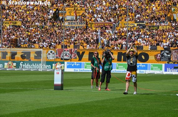 Lehmann auf dem Rasen im Rudolf-Harbig-Stadion. Bild: Faszination Fankurve