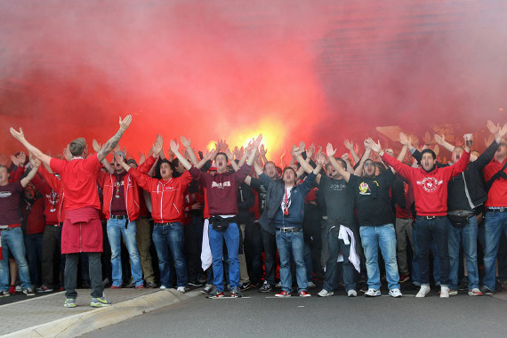 Vor dem Heimspiel gegen Hannover soll es einen Fanmarsch auf den Betze geben.<br />Bild: www.der-betze-brennt.de”><figcaption>Vor dem Heimspiel gegen Hannover soll es einen Fanmarsch auf den Betze geben.<br />Bild: www.der-betze-brennt.de</figcaption></figure>
<figure><img decoding=