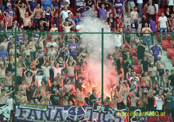 Die Austria Wien Fans zündeten mehrmals Pyrotechnik.<br />Bild: Austria80.at“><figcaption>Die Austria Wien Fans zündeten mehrmals Pyrotechnik.<br />Bild: Austria80.at</figcaption></figure>
            </div>

                    </article>

                <section class=