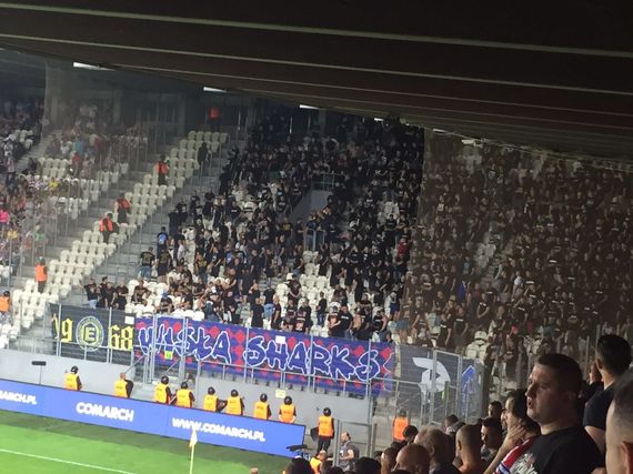 Muskeln zeigen schien gestern wichtiger zu sein, als Stimmung zu machen.<br />Bild: Drinking Now – Sektion Videotext“><figcaption>Muskeln zeigen schien gestern wichtiger zu sein, als Stimmung zu machen.<br />Bild: Drinking Now – Sektion Videotext</figcaption></figure>
            </div>

                    </article>

                <section class=