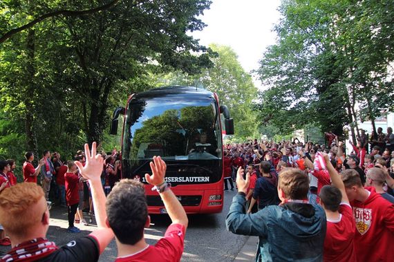 So wurde der Mannschaftsbus am Betzenberg empfangen. Bild: www.der-betze-brennt.de