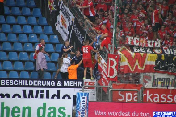 Ordner am Gästeblock im Einsatz.<br />Bild: Photomafia-Bochum.de”><figcaption>Ordner am Gästeblock im Einsatz.<br />Bild: Photomafia-Bochum.de</figcaption></figure>
<figure><img decoding=