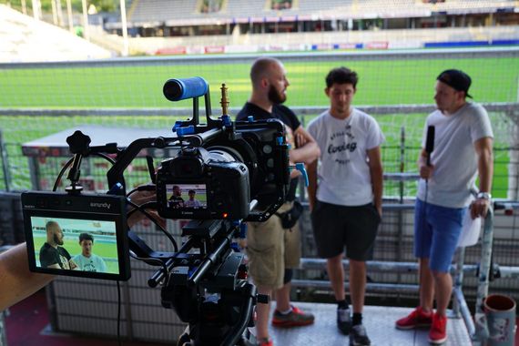 Interview mit den beiden Freiburger Vorsängern für den Film.<br />Bild: nur-der-scf.de”><figcaption>Interview mit den beiden Freiburger Vorsängern für den Film.<br />Bild: nur-der-scf.de</figcaption></figure>
<figure><img decoding=