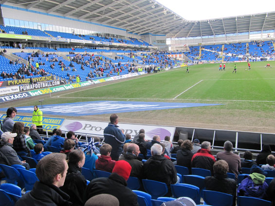 Können Fans in Cardiff auch auf Stehplätze hoffen?<br />Bild: Sören (npuwob)“><figcaption>Können Fans in Cardiff auch auf Stehplätze hoffen?<br />Bild: Sören (npuwob)</figcaption></figure>
            </div>

                    </article>

                <section class=