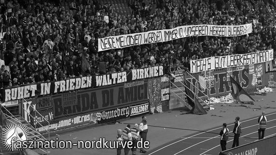 Spruchbänder in Gedenken an den Leierkastenmann<br />Bild: Faszination-Nordkurve.de”><figcaption>Spruchbänder in Gedenken an den Leierkastenmann<br />Bild: Faszination-Nordkurve.de</figcaption></figure>
<figure><img decoding=