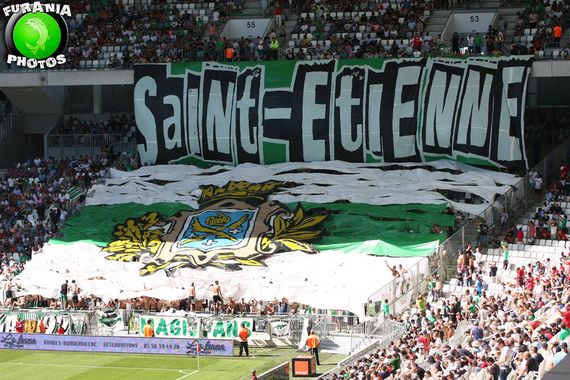 Die Choreografie im Gästeblock.<br />Bild: furania-photos.fr“><figcaption>Die Choreografie im Gästeblock.<br />Bild: furania-photos.fr</figcaption></figure>
            </div>

                    </article>

                <section class=