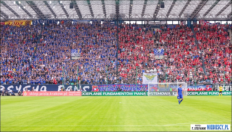 In der Heimkurve wurde Platz für die Gästefans geschaffen.<br />Bild: niebiescy.pl“><figcaption>In der Heimkurve wurde Platz für die Gästefans geschaffen.<br />Bild: niebiescy.pl</figcaption></figure>
<figure><img decoding=