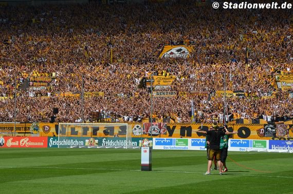 Dynamo Fans kommen am Samstag geschlossen in gelben Klamotten ins Stadion!<br />Bild: Faszination Fankurve”><figcaption>Dynamo Fans kommen am Samstag geschlossen in gelben Klamotten ins Stadion!<br />Bild: Faszination Fankurve</figcaption></figure>
                </div>
                
                <!-- YouTube (Meta-Feld) -->
                
            </div>
        </article>

                <script>
        (function() {
            var root = document.querySelector('.ff-single-news-gallery');
            if (!root) return;
            var slides = root.querySelectorAll('.ff-single-news-gallery-slide');
            var dots = root.querySelectorAll('.ff-single-news-gallery-dot');
            var prev = root.querySelector('.ff-single-news-gallery-prev');
            var next = root.querySelector('.ff-single-news-gallery-next');
            var n = slides.length;
            if (n < 2) return;
            var i = 0;
            function closeAllImgInfo() {
                root.querySelectorAll('.ff-fv-img-info-host.is-info-open').forEach(function(host) {
                    host.classList.remove('is-info-open');
                    var b = host.querySelector('.ff-fv-img-info-btn');
                    var p = host.querySelector('.ff-fv-img-info-panel');
                    if (b) b.setAttribute('aria-expanded', 'false');
                    if (p) p.setAttribute('aria-hidden', 'true');
                });
            }
            function show(idx) {
                closeAllImgInfo();
                i = ((idx % n) + n) % n;
                for (var s = 0; s < n; s++) {
                    if (s === i) slides[s].removeAttribute('hidden'); else slides[s].setAttribute('hidden', '');
                }
                for (var s = 0; s < dots.length; s++) {
                    dots[s].classList.toggle('is-active', s === i);
                    dots[s].setAttribute('aria-selected', s === i ? 'true' : 'false');
                }
            }
            if (prev) prev.addEventListener('click', function() { show(i - 1); });
            if (next) next.addEventListener('click', function() { show(i + 1); });
            for (var d = 0; d < dots.length; d++) {
                (function(di) { dots[di].addEventListener('click', function() { show(di); }); })(d);
            }
        })();
        </script>
        
        <!-- Kommentare -->
                <section class=