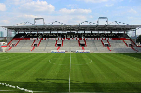 Kein Fußball den Faschisten Schriftzug auf der Gegengerade des Millerntors<br />Bild: GroundhoppingEtc”><figcaption>Kein Fußball den Faschisten Schriftzug auf der Gegengerade des Millerntors<br />Bild: GroundhoppingEtc</figcaption></figure>
                </div>
                
                <!-- YouTube (Meta-Feld) -->
                
            </div>
        </article>

                <script>
        (function() {
            var root = document.querySelector('.ff-single-news-gallery');
            if (!root) return;
            var slides = root.querySelectorAll('.ff-single-news-gallery-slide');
            var dots = root.querySelectorAll('.ff-single-news-gallery-dot');
            var prev = root.querySelector('.ff-single-news-gallery-prev');
            var next = root.querySelector('.ff-single-news-gallery-next');
            var n = slides.length;
            if (n < 2) return;
            var i = 0;
            function closeAllImgInfo() {
                root.querySelectorAll('.ff-fv-img-info-host.is-info-open').forEach(function(host) {
                    host.classList.remove('is-info-open');
                    var b = host.querySelector('.ff-fv-img-info-btn');
                    var p = host.querySelector('.ff-fv-img-info-panel');
                    if (b) b.setAttribute('aria-expanded', 'false');
                    if (p) p.setAttribute('aria-hidden', 'true');
                });
            }
            function show(idx) {
                closeAllImgInfo();
                i = ((idx % n) + n) % n;
                for (var s = 0; s < n; s++) {
                    if (s === i) slides[s].removeAttribute('hidden'); else slides[s].setAttribute('hidden', '');
                }
                for (var s = 0; s < dots.length; s++) {
                    dots[s].classList.toggle('is-active', s === i);
                    dots[s].setAttribute('aria-selected', s === i ? 'true' : 'false');
                }
            }
            if (prev) prev.addEventListener('click', function() { show(i - 1); });
            if (next) next.addEventListener('click', function() { show(i + 1); });
            for (var d = 0; d < dots.length; d++) {
                (function(di) { dots[di].addEventListener('click', function() { show(di); }); })(d);
            }
        })();
        </script>
        
        <!-- Kommentare -->
                <section class=