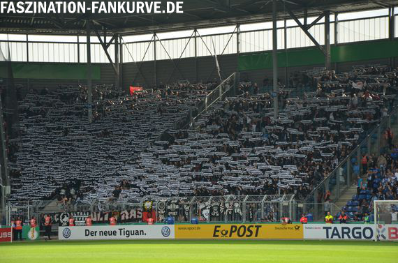 Die Schal-Aktion im Gästeblock.<br />Bild: Faszination Fankurve”><figcaption>Die Schal-Aktion im Gästeblock.<br />Bild: Faszination Fankurve</figcaption></figure>
<figure><img decoding=