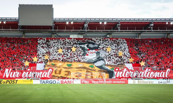 Die Choreo auf der Hans Jakob Tribüne. Bild: Ultras-Regensburg.de