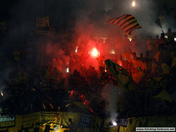 Pyroshow der Young Boys Fans. Bild: fotoblog-fankurve.net