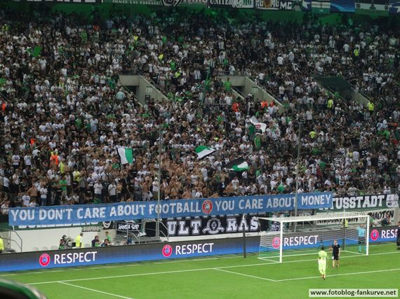 Spruchband gegen die UEFA. Bild: fotoblog-fankurve.net