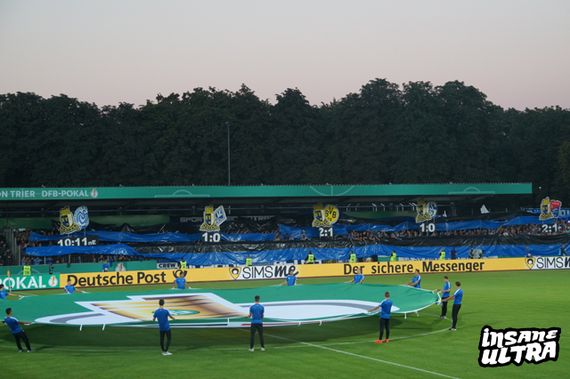 Choreografie der Eintracht Trier Fans.<br />Bild: www.insane-ultra.de”><figcaption>Choreografie der Eintracht Trier Fans.<br />Bild: www.insane-ultra.de</figcaption></figure>
<figure><img decoding=