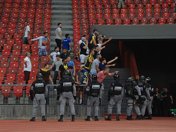 Die Fenerbahce Fans waren aufgebracht<br />Bild: gc-zone.ch“><figcaption>Die Fenerbahce Fans waren aufgebracht<br />Bild: gc-zone.ch</figcaption></figure>
            </div>

                    </article>

                <section class=