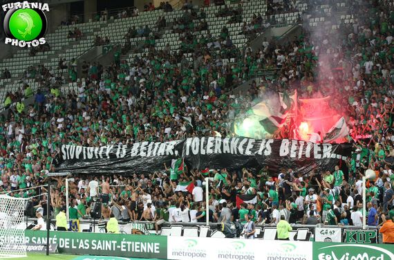 Spruchband gegen Beitar und gegen Rassismus.<br />Bild: furania-photos.fr“><figcaption>Spruchband gegen Beitar und gegen Rassismus.<br />Bild: furania-photos.fr</figcaption></figure>
<figure><img decoding=