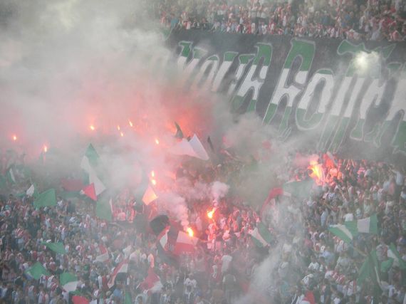 Pyroshow der Feyenoord Fans bei einem internationalen Heimspiel.<br />Bild: Stephan Hoogerwaard“><figcaption>Pyroshow der Feyenoord Fans bei einem internationalen Heimspiel.<br />Bild: Stephan Hoogerwaard</figcaption></figure>
            </div>

                    </article>

                <section class=