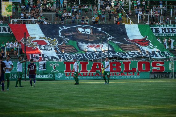 Eintracht & Chemie Blockfahne am letzten Wochenende als Einstimmung auf das morgige Spiel<br />Bild: Chemie-Leipzig.de”><figcaption>Eintracht & Chemie Blockfahne am letzten Wochenende als Einstimmung auf das morgige Spiel<br />Bild: Chemie-Leipzig.de</figcaption></figure>
<figure><img decoding=