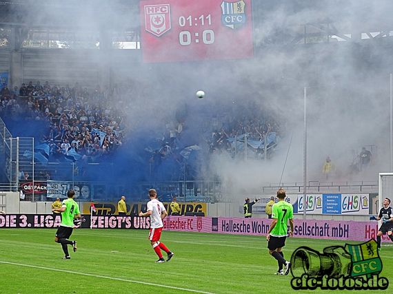 Pyroshow der CFC-Fans in Halle.<br />Bild: CFC-Fotos.de”><figcaption>Pyroshow der CFC-Fans in Halle.<br />Bild: CFC-Fotos.de</figcaption></figure>
                </div>
                
                <!-- YouTube (Meta-Feld) -->
                
            </div>
        </article>

                <script>
        (function() {
            var root = document.querySelector('.ff-single-news-gallery');
            if (!root) return;
            var slides = root.querySelectorAll('.ff-single-news-gallery-slide');
            var dots = root.querySelectorAll('.ff-single-news-gallery-dot');
            var prev = root.querySelector('.ff-single-news-gallery-prev');
            var next = root.querySelector('.ff-single-news-gallery-next');
            var n = slides.length;
            if (n < 2) return;
            var i = 0;
            function closeAllImgInfo() {
                root.querySelectorAll('.ff-fv-img-info-host.is-info-open').forEach(function(host) {
                    host.classList.remove('is-info-open');
                    var b = host.querySelector('.ff-fv-img-info-btn');
                    var p = host.querySelector('.ff-fv-img-info-panel');
                    if (b) b.setAttribute('aria-expanded', 'false');
                    if (p) p.setAttribute('aria-hidden', 'true');
                });
            }
            function show(idx) {
                closeAllImgInfo();
                i = ((idx % n) + n) % n;
                for (var s = 0; s < n; s++) {
                    if (s === i) slides[s].removeAttribute('hidden'); else slides[s].setAttribute('hidden', '');
                }
                for (var s = 0; s < dots.length; s++) {
                    dots[s].classList.toggle('is-active', s === i);
                    dots[s].setAttribute('aria-selected', s === i ? 'true' : 'false');
                }
            }
            if (prev) prev.addEventListener('click', function() { show(i - 1); });
            if (next) next.addEventListener('click', function() { show(i + 1); });
            for (var d = 0; d < dots.length; d++) {
                (function(di) { dots[di].addEventListener('click', function() { show(di); }); })(d);
            }
        })();
        </script>
        
        <!-- Kommentare -->
                <section class=
