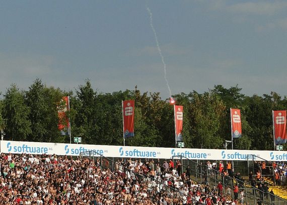 Leuchtspur flog in Richtung Gästeblock.<br />Bild: Eintracht-Online.net”><figcaption>Leuchtspur flog in Richtung Gästeblock.<br />Bild: Eintracht-Online.net</figcaption></figure>
<figure><img decoding=