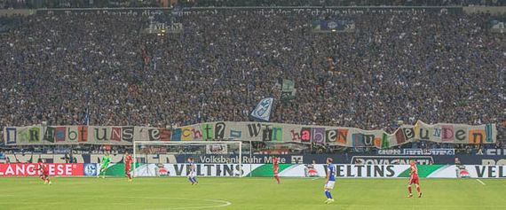 Spruchband bevor die Materialien gezeigt wurde. Bild: Sport Picture UB