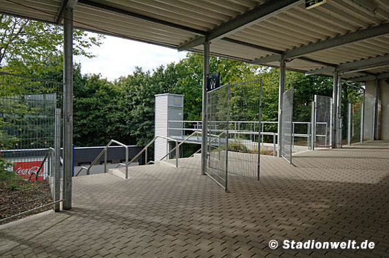 Am Gästeeingang soll es erneut zu Drucksituationen gekommen sein.<br />Bild: Stadionwelt”><figcaption>Am Gästeeingang soll es erneut zu Drucksituationen gekommen sein.<br />Bild: Stadionwelt</figcaption></figure>
                </div>
                
                <!-- YouTube (Meta-Feld) -->
                
            </div>
        </article>

                <script>
        (function() {
            var root = document.querySelector('.ff-single-news-gallery');
            if (!root) return;
            var slides = root.querySelectorAll('.ff-single-news-gallery-slide');
            var dots = root.querySelectorAll('.ff-single-news-gallery-dot');
            var prev = root.querySelector('.ff-single-news-gallery-prev');
            var next = root.querySelector('.ff-single-news-gallery-next');
            var n = slides.length;
            if (n < 2) return;
            var i = 0;
            function closeAllImgInfo() {
                root.querySelectorAll('.ff-fv-img-info-host.is-info-open').forEach(function(host) {
                    host.classList.remove('is-info-open');
                    var b = host.querySelector('.ff-fv-img-info-btn');
                    var p = host.querySelector('.ff-fv-img-info-panel');
                    if (b) b.setAttribute('aria-expanded', 'false');
                    if (p) p.setAttribute('aria-hidden', 'true');
                });
            }
            function show(idx) {
                closeAllImgInfo();
                i = ((idx % n) + n) % n;
                for (var s = 0; s < n; s++) {
                    if (s === i) slides[s].removeAttribute('hidden'); else slides[s].setAttribute('hidden', '');
                }
                for (var s = 0; s < dots.length; s++) {
                    dots[s].classList.toggle('is-active', s === i);
                    dots[s].setAttribute('aria-selected', s === i ? 'true' : 'false');
                }
            }
            if (prev) prev.addEventListener('click', function() { show(i - 1); });
            if (next) next.addEventListener('click', function() { show(i + 1); });
            for (var d = 0; d < dots.length; d++) {
                (function(di) { dots[di].addEventListener('click', function() { show(di); }); })(d);
            }
        })();
        </script>
        
        <!-- Kommentare -->
                <section class=