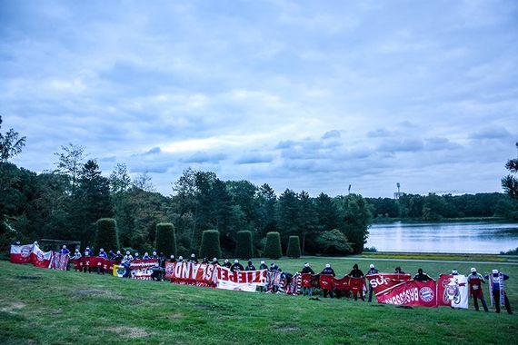 Schalker Ultras mit geklauten FC Bayern Zaunfahnen.<br />Bild: Ultras-GE.de”><figcaption>Schalker Ultras mit geklauten FC Bayern Zaunfahnen.<br />Bild: Ultras-GE.de</figcaption></figure>
<figure><img decoding=