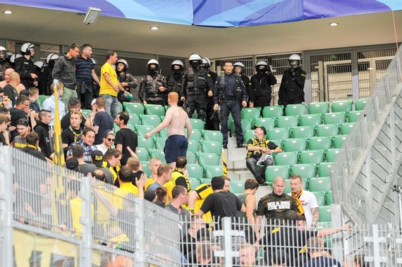 Polizei marschierte auch im Gästeblock auf. Bild: legionisci.com