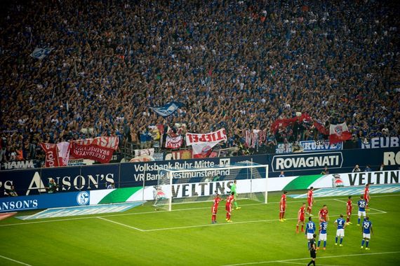 Geklaute FC Bayern Fanmaterialien in der Nordkurve Gelsenkirchen.<br />Bild: Ultras-Ge.de”><figcaption>Geklaute FC Bayern Fanmaterialien in der Nordkurve Gelsenkirchen.<br />Bild: Ultras-Ge.de</figcaption></figure>
<figure><img decoding=