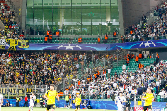Seitlich des Gästeblocks starteten Legia Hooligans einen Angriffsversuch.<br />Bild: legionisci.com“><figcaption>Seitlich des Gästeblocks starteten Legia Hooligans einen Angriffsversuch.<br />Bild: legionisci.com</figcaption></figure>
            </div>

                    </article>

                <section class=