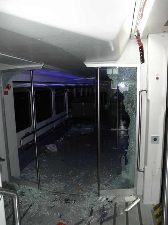 Sachbeschädigungen im Zug.<br />Bild: Bundespolizeiinspektion Magdeburg”><figcaption>Sachbeschädigungen im Zug.<br />Bild: Bundespolizeiinspektion Magdeburg</figcaption></figure>
<figure><img decoding=