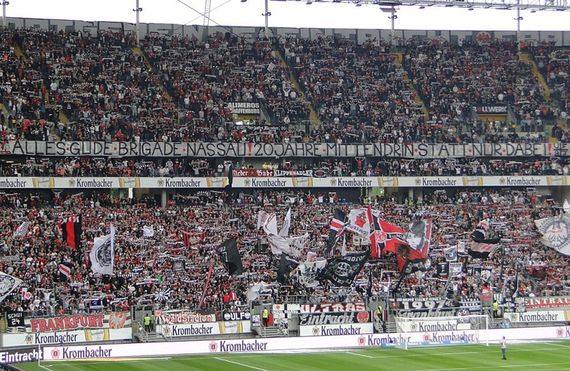 Die Ultras Frankfurt gratulierten der Brigade Nassau zum 20. Geburtstag.<br />Bild: Eintracht-Online.net”><figcaption>Die Ultras Frankfurt gratulierten der Brigade Nassau zum 20. Geburtstag.<br />Bild: Eintracht-Online.net</figcaption></figure>
                </div>
                
                <!-- YouTube (Meta-Feld) -->
                
            </div>
        </article>

                <script>
        (function() {
            var root = document.querySelector('.ff-single-news-gallery');
            if (!root) return;
            var slides = root.querySelectorAll('.ff-single-news-gallery-slide');
            var dots = root.querySelectorAll('.ff-single-news-gallery-dot');
            var prev = root.querySelector('.ff-single-news-gallery-prev');
            var next = root.querySelector('.ff-single-news-gallery-next');
            var n = slides.length;
            if (n < 2) return;
            var i = 0;
            function closeAllImgInfo() {
                root.querySelectorAll('.ff-fv-img-info-host.is-info-open').forEach(function(host) {
                    host.classList.remove('is-info-open');
                    var b = host.querySelector('.ff-fv-img-info-btn');
                    var p = host.querySelector('.ff-fv-img-info-panel');
                    if (b) b.setAttribute('aria-expanded', 'false');
                    if (p) p.setAttribute('aria-hidden', 'true');
                });
            }
            function show(idx) {
                closeAllImgInfo();
                i = ((idx % n) + n) % n;
                for (var s = 0; s < n; s++) {
                    if (s === i) slides[s].removeAttribute('hidden'); else slides[s].setAttribute('hidden', '');
                }
                for (var s = 0; s < dots.length; s++) {
                    dots[s].classList.toggle('is-active', s === i);
                    dots[s].setAttribute('aria-selected', s === i ? 'true' : 'false');
                }
            }
            if (prev) prev.addEventListener('click', function() { show(i - 1); });
            if (next) next.addEventListener('click', function() { show(i + 1); });
            for (var d = 0; d < dots.length; d++) {
                (function(di) { dots[di].addEventListener('click', function() { show(di); }); })(d);
            }
        })();
        </script>
        
        <!-- Kommentare -->
                <section class=
