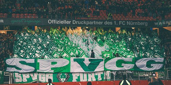 Morgen dürfen die Kleeblatt Fans auch offiziell wieder eine Choreografie durchführen.<br />Bild: spvgg-fuerth.com”><figcaption>Morgen dürfen die Kleeblatt Fans auch offiziell wieder eine Choreografie durchführen.<br />Bild: spvgg-fuerth.com</figcaption></figure>
<figure><img decoding=