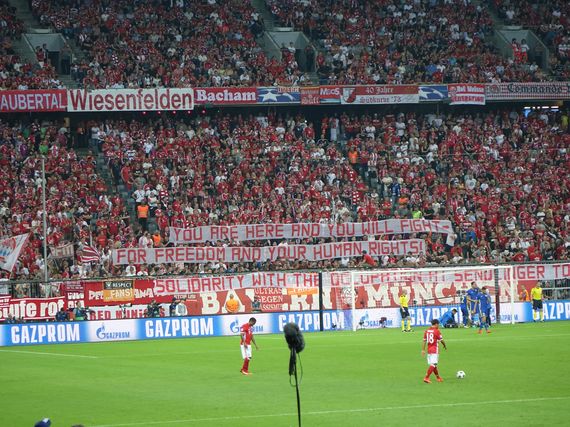 Spruchband der Schickeria. Bild: Peter Reiser
