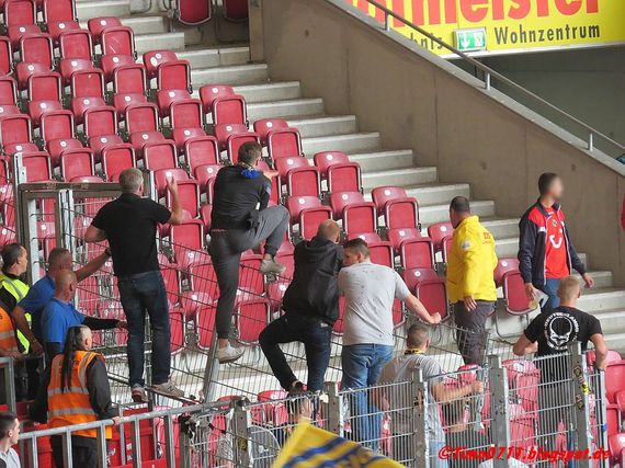 Hannover 96 Fan provoziert mit seinem Trikot am Gästeblock...<br />Bild: timo0711.blogspot.de”><figcaption>Hannover 96 Fan provoziert mit seinem Trikot am Gästeblock…<br />Bild: timo0711.blogspot.de</figcaption></figure>
<figure><img decoding=