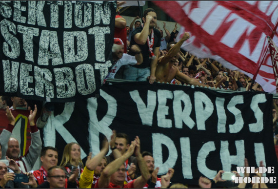 Plakat der Wilden Horde gegen RB Leipzig auf Schalke.<br />Bild: WH96.de”><figcaption>Plakat der Wilden Horde gegen RB Leipzig auf Schalke.<br />Bild: WH96.de</figcaption></figure>
                </div>
                
                <!-- YouTube (Meta-Feld) -->
                
            </div>
        </article>

                <script>
        (function() {
            var root = document.querySelector('.ff-single-news-gallery');
            if (!root) return;
            var slides = root.querySelectorAll('.ff-single-news-gallery-slide');
            var dots = root.querySelectorAll('.ff-single-news-gallery-dot');
            var prev = root.querySelector('.ff-single-news-gallery-prev');
            var next = root.querySelector('.ff-single-news-gallery-next');
            var n = slides.length;
            if (n < 2) return;
            var i = 0;
            function closeAllImgInfo() {
                root.querySelectorAll('.ff-fv-img-info-host.is-info-open').forEach(function(host) {
                    host.classList.remove('is-info-open');
                    var b = host.querySelector('.ff-fv-img-info-btn');
                    var p = host.querySelector('.ff-fv-img-info-panel');
                    if (b) b.setAttribute('aria-expanded', 'false');
                    if (p) p.setAttribute('aria-hidden', 'true');
                });
            }
            function show(idx) {
                closeAllImgInfo();
                i = ((idx % n) + n) % n;
                for (var s = 0; s < n; s++) {
                    if (s === i) slides[s].removeAttribute('hidden'); else slides[s].setAttribute('hidden', '');
                }
                for (var s = 0; s < dots.length; s++) {
                    dots[s].classList.toggle('is-active', s === i);
                    dots[s].setAttribute('aria-selected', s === i ? 'true' : 'false');
                }
            }
            if (prev) prev.addEventListener('click', function() { show(i - 1); });
            if (next) next.addEventListener('click', function() { show(i + 1); });
            for (var d = 0; d < dots.length; d++) {
                (function(di) { dots[di].addEventListener('click', function() { show(di); }); })(d);
            }
        })();
        </script>
        
        <!-- Kommentare -->
                <section class=